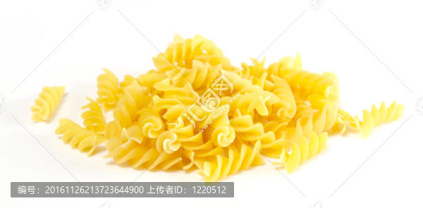 在白色背景上干意大利面食