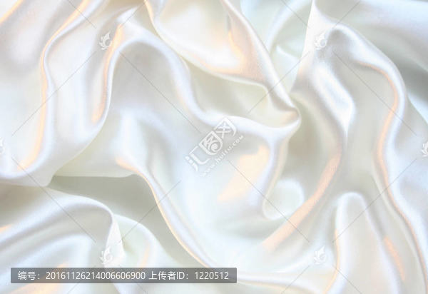以流暢的優(yōu)雅的白色絲綢為背景
