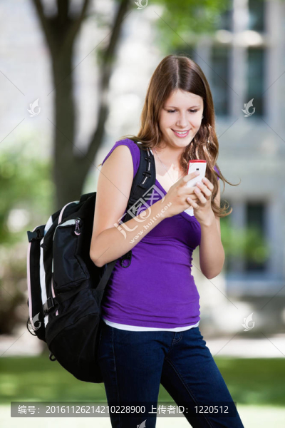 使用手機的女孩