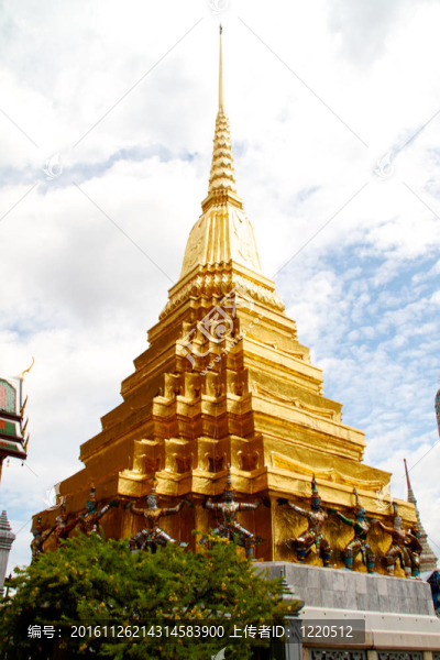 在Wat,Phra,Kaeo華麗的金色佛塔；宏偉的宮殿（曼谷）