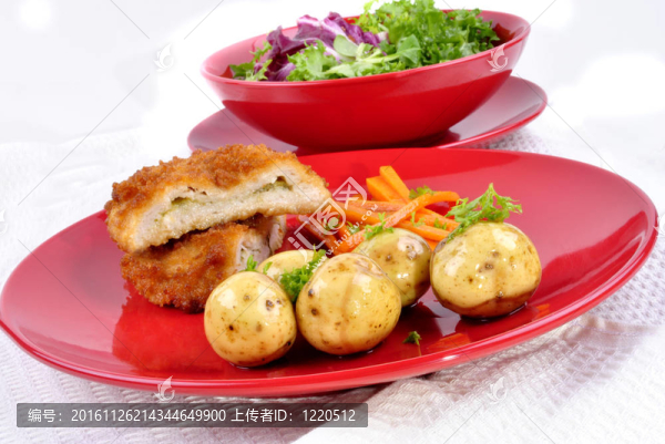 蒜蓉雞肉基輔配鮮馬鈴薯胡蘿卜條和新鮮沙拉