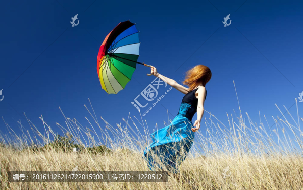 紅發(fā)女孩在戶外傘。
