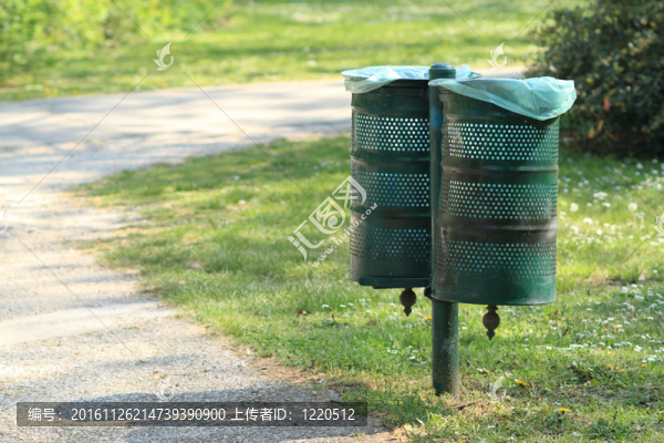 兩個鐵垃圾桶