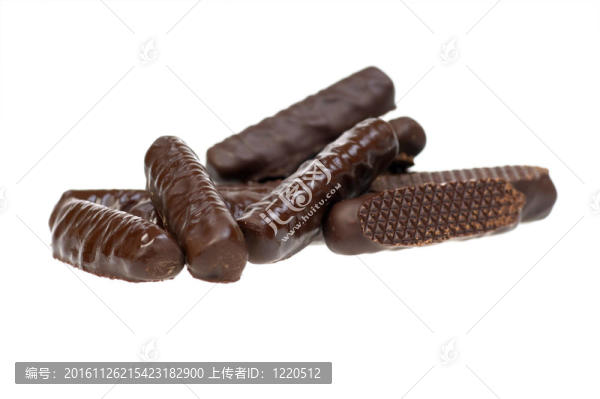 白色隔離的巧克力棒堆疊