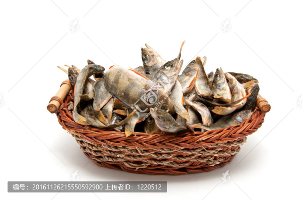 籃子里的許多干魚