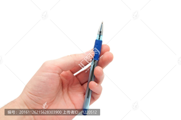 手拿著一支藍色的筆