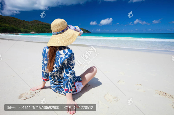 年輕的女人在海灘放松