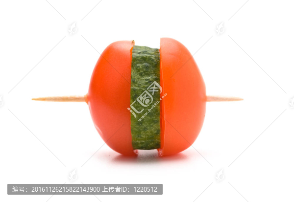 木棍上的黃瓜和西紅柿片