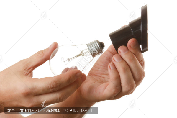 在墨盒中手動(dòng)扭轉(zhuǎn)燈泡