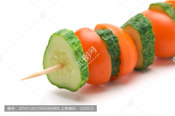木棍上的黃瓜和西紅柿片