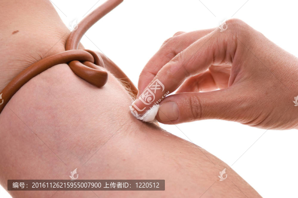 醫(yī)生讓病人靜脈注射
