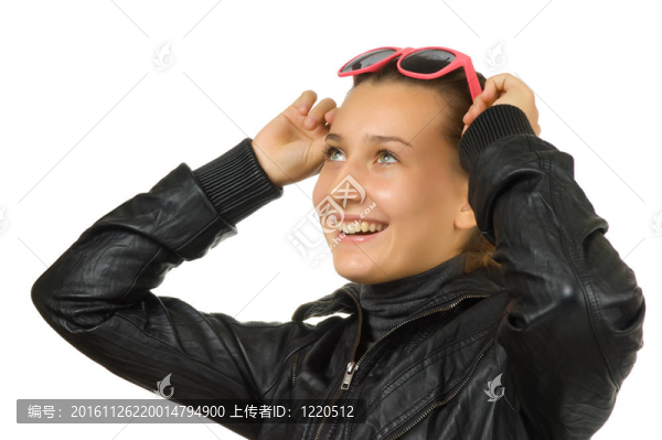 穿著黑色皮夾克的快樂女孩