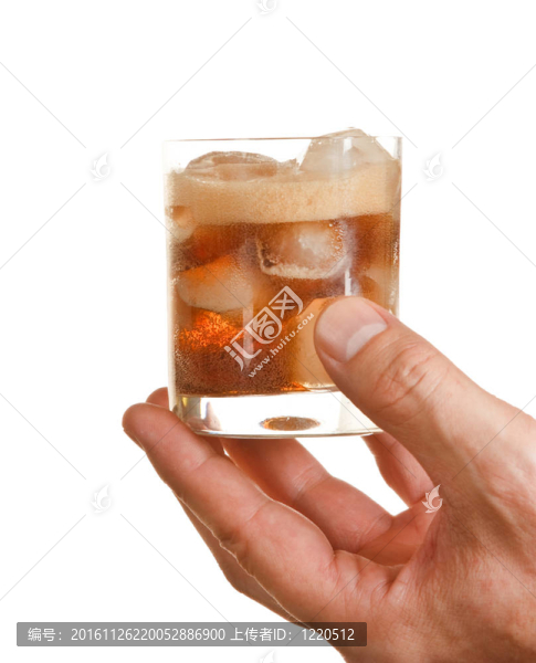 手里拿著冰的飲料