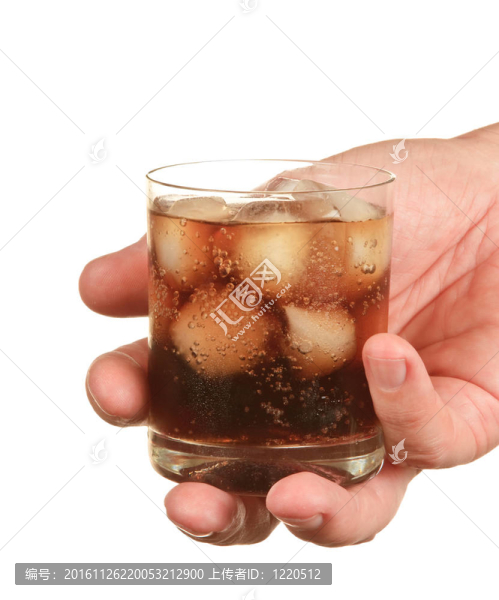 手里拿著冰的飲料
