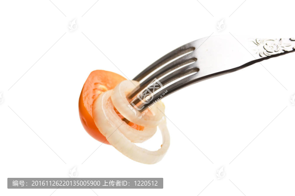 把西紅柿放在叉子上