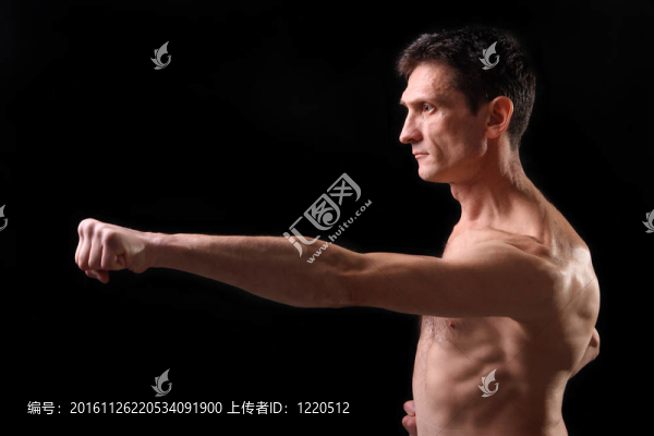空手道。男人在黑色背景和服