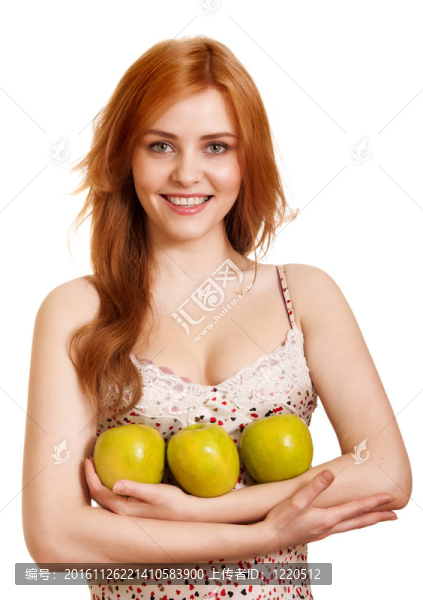 年輕快樂的微笑女人與三綠色蘋果孤立在白色
