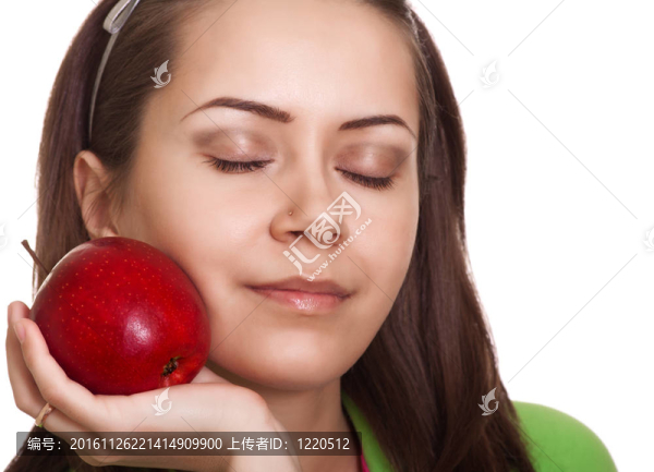 年輕的微笑女人與蘋果孤立在白色