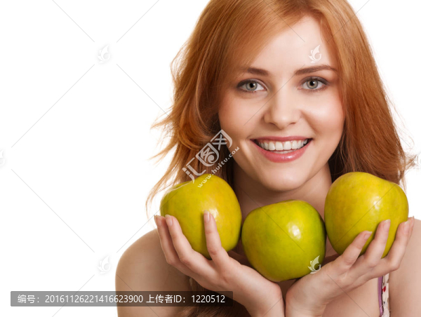 年輕快樂(lè)的微笑女人與三綠色蘋(píng)果孤立在白色