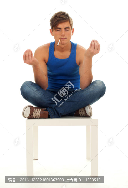冥想的人盤腿坐在白桌子上