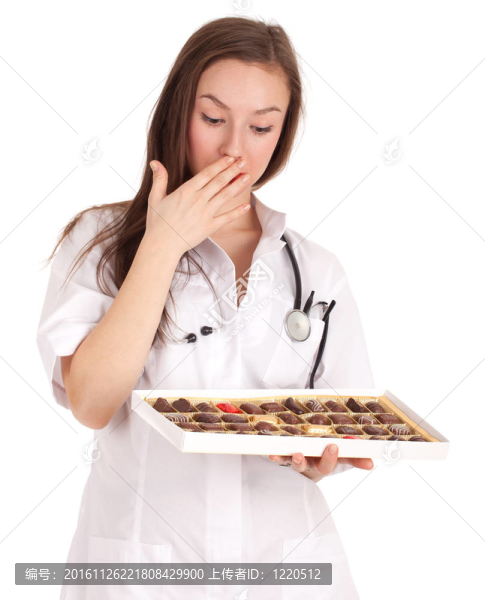 女醫(yī)生穿白色制服配巧克力盒