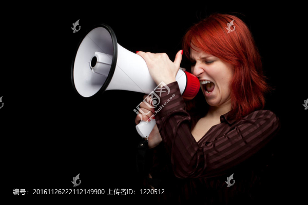 年輕的紅頭發(fā)女人用擴音器尖叫