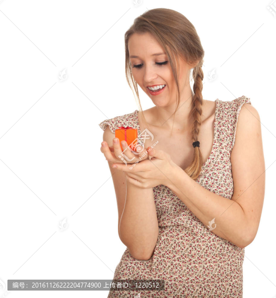 美麗的年輕女子在禮服與禮品盒