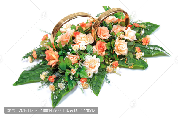 白色背景下戒指的婚禮組合。