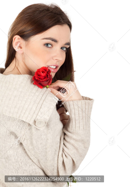 可愛的長(zhǎng)發(fā)女人和一朵紅玫瑰