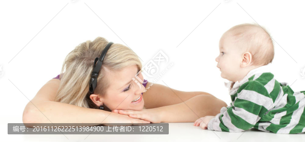 母親的愛-可愛的5個月的男嬰與母親