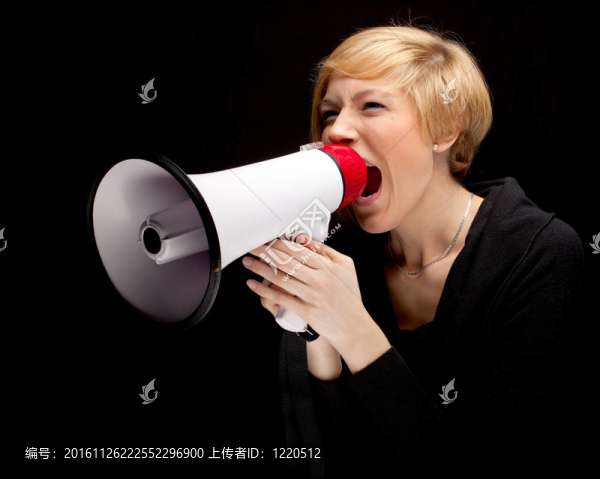 年輕的金發(fā)女人與黑色背景白色擴音器；