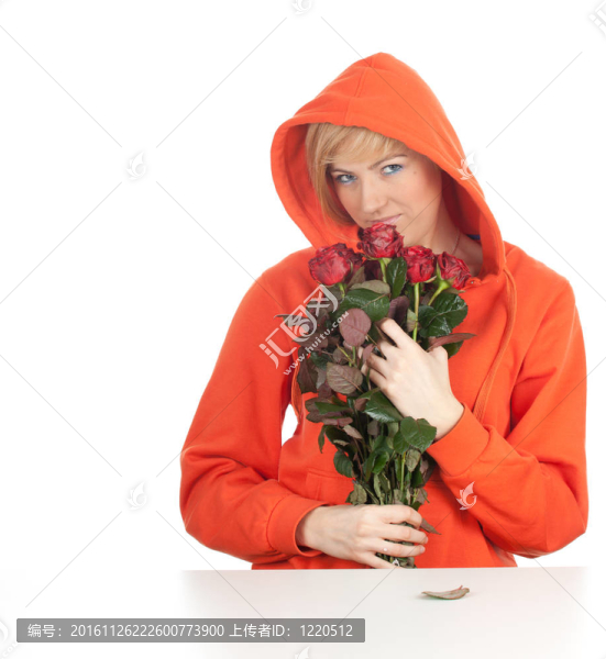 一束紅玫瑰在橙色運(yùn)動(dòng)衫的年輕可愛的女人