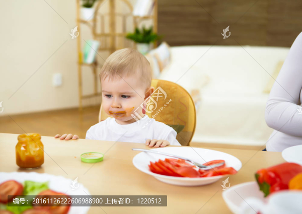 小男孩吃飯