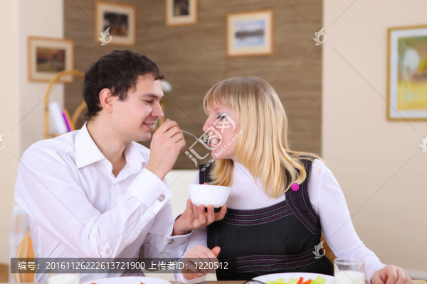 廚房里的年輕夫婦