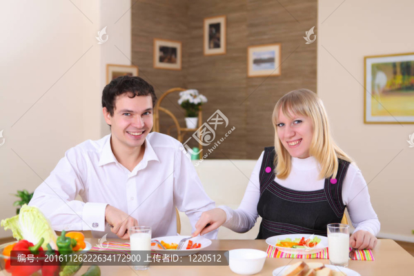 廚房里的年輕夫婦