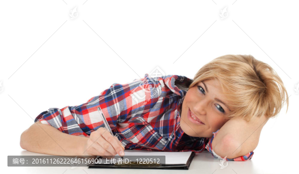 微笑的年輕女人在黑色的剪貼板上寫字