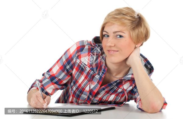 微笑的年輕女人在黑色的剪貼板上寫字