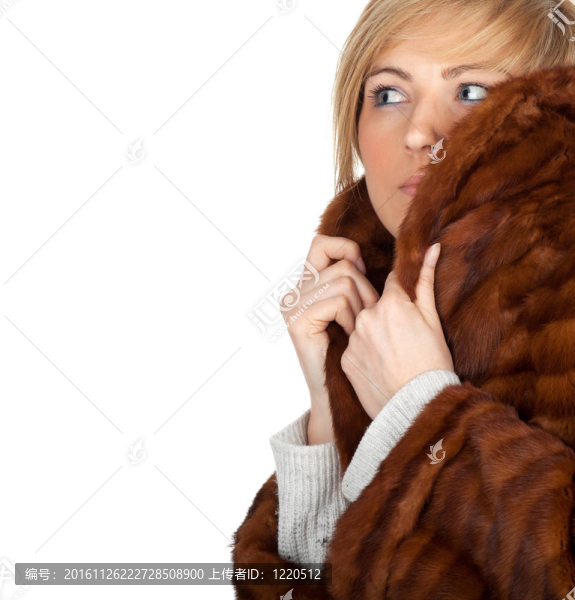 美麗的年輕女人在一件毛皮大衣