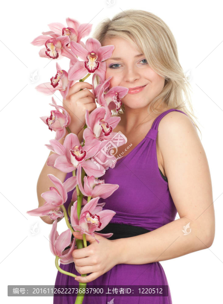 微笑美麗的年輕女子與粉紅色蘭花