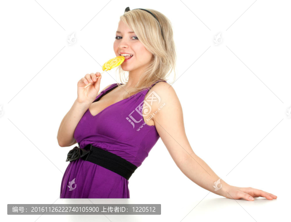 微笑的年輕女人的金發(fā)和棒棒糖