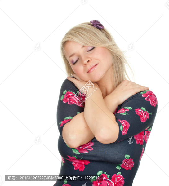 面帶微笑的年輕長發(fā)婦女穿著交叉的胳膊