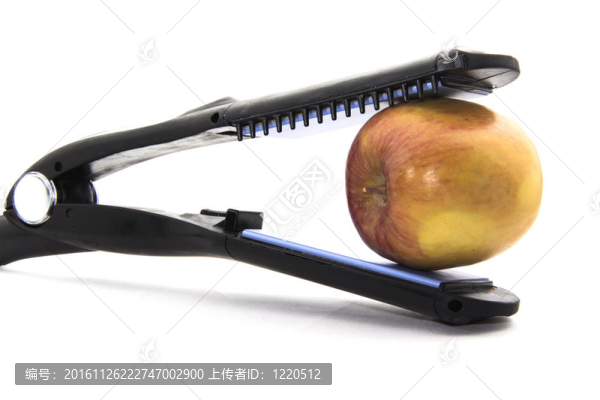 扁扁鐵咬著蘋果的下巴