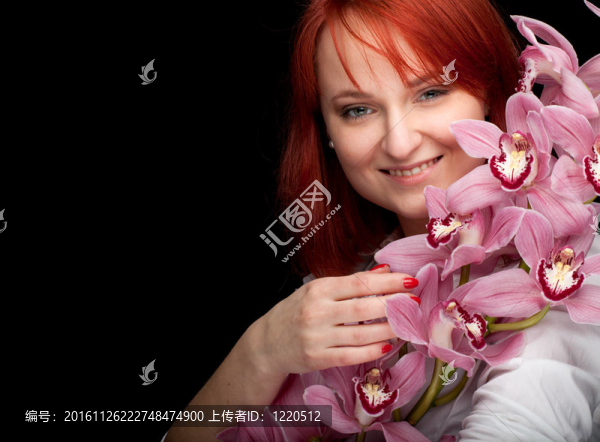 美麗的年輕女子與蘭花；黑色背景