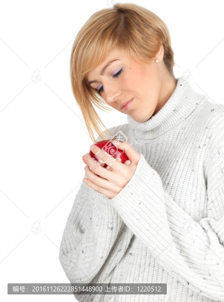 體貼的年輕漂亮女人穿著鮮艷的毛衣配紅蘋果