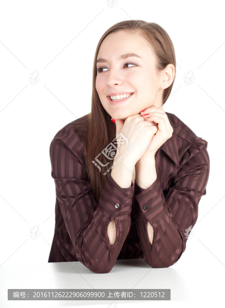穿著棕色襯衫的年輕長發(fā)女子