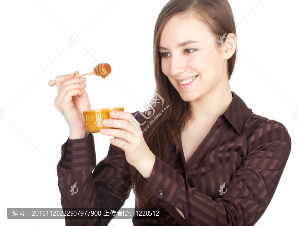 微笑的年輕女子與罐蜂蜜