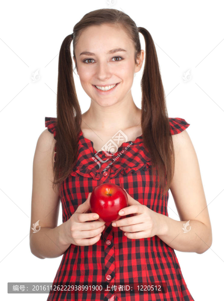 微笑的年輕漂亮的女人在馬尾與紅蘋果