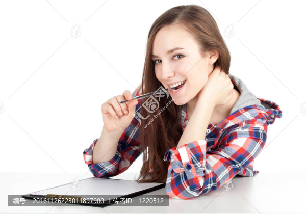 微笑的年輕女人在黑色的剪貼板上寫字