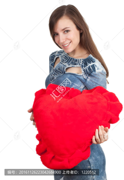 穿藍(lán)色衣服的年輕女子，紅色的大枕頭