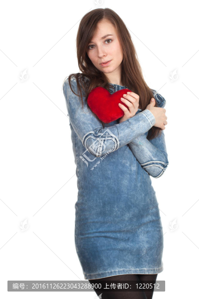 穿藍色衣服的年輕女子保持小紅心